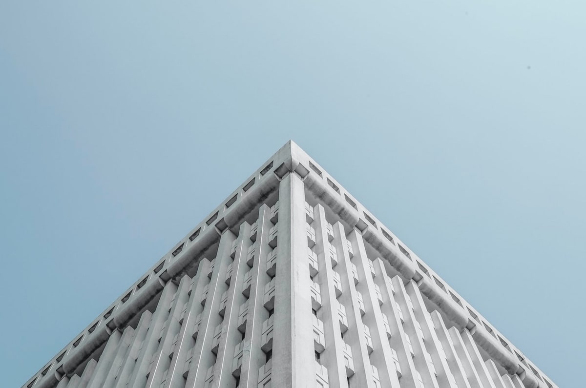 我看P站会先问一句“故事化是不是让判断变简单？”然后马上把证据按强弱排队（像在用显微镜）